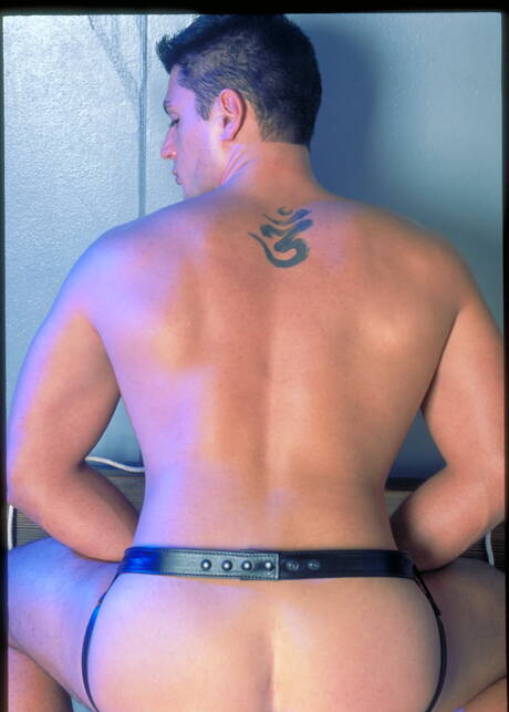 Der muskulöse Filippo Romano posiert nackt und zeigt seinen Hintern