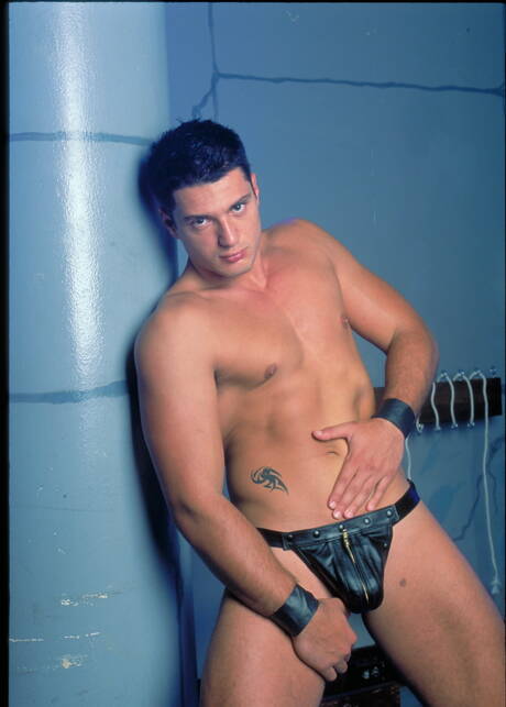 Der muskulöse Filippo Romano posiert nackt und zeigt seinen Hintern