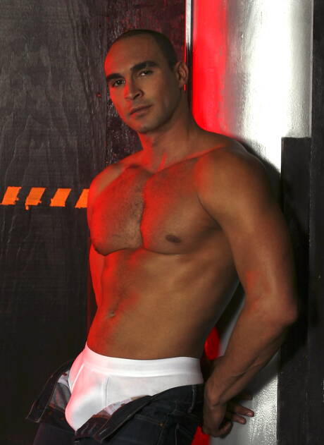 Latino-Bulle Alex Fuerte posiert nackt und zeigt schönen Arsch
