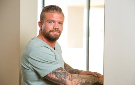 Die amerikanischen Kraftprotze Johnny Hill und Donovan Wilde lutschen und vögeln sich gegenseitig