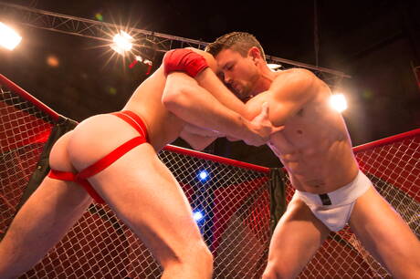 Os simpáticos amigos americanos Ryan Rose e o musculoso Ian Greene têm uma cena de casal quente