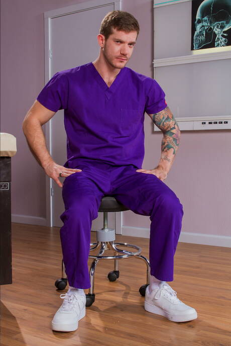 Der haarige australische Hengst Skippy Baxter und der junge Amerikaner Asher Devin lutschen und ficken sich gegenseitig