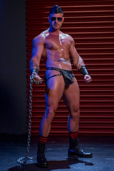 Der muskulöse Schwarze Micah Brandt und der kräftige Amerikaner Austin Wolf beim Schwarz-Weiß-Sex