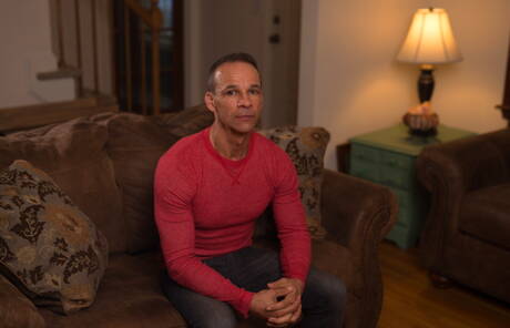 Dwóch amerykańskich chłopców, husky Rodney Steele i młody chłopak Alex Chandler, pokazuje husky