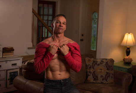 Dwóch amerykańskich chłopców, husky Rodney Steele i młody chłopak Alex Chandler, pokazuje husky