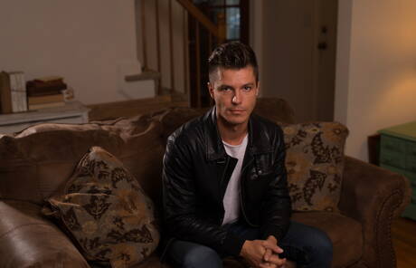 Due ragazzi americani, il robusto Rodney Steele e il giovane Alex Chandler, mostrano un corpo robusto