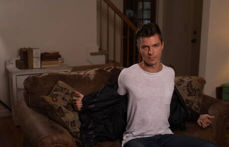 두 명의 미국 소년, 허스키한 남자 로드니 스틸과 젊은 남자 알렉스 챈들러가 허스키한 몸매를 보여줍니다.