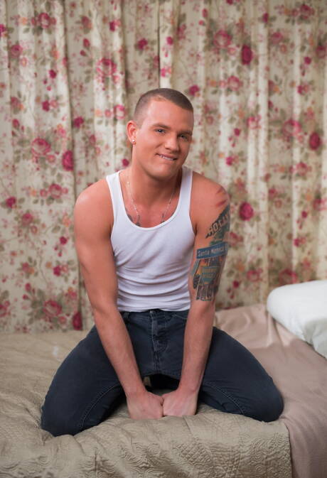 Hübsche amerikanische Jungs, der muskulöse Brandon Wilde und der hübsche Kory Houston posieren nackt und zeigen einen schönen Hintern