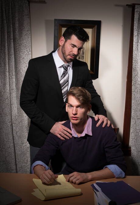 durão americano Billy Santoro e o musculoso Zack Grayson provocando um pau