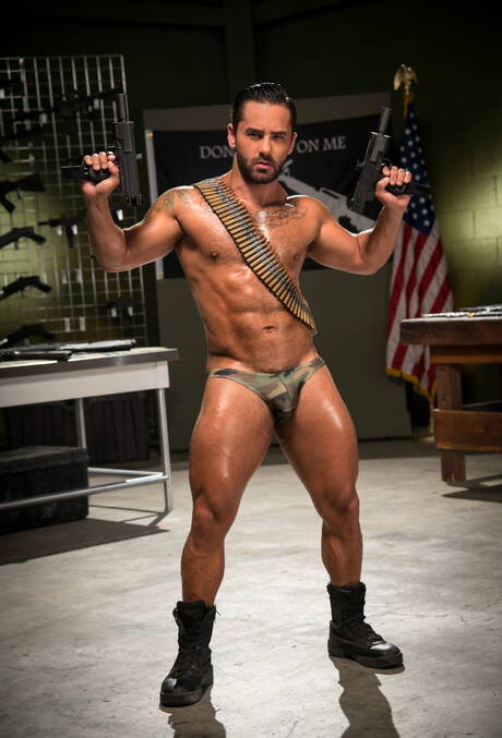 Die heißen Typen Bruno Bernal, Pierce Paris und Michael Roman beim heißen Dreier-Analsex