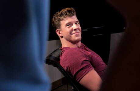 性感的美國肌肉男 Jj Knight 和年輕帥哥 Alex Chandler 在戶外口交後操屁股