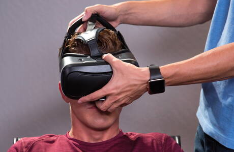 性感的美國肌肉男 Jj Knight 和年輕帥哥 Alex Chandler 在戶外口交後操屁股