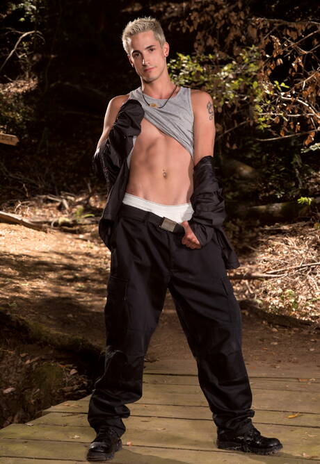 Der muskulöse Amerikaner Roman Todd und der harte Kerl Jay James ficken sich in den Arsch, nachdem sie draußen geblasen haben