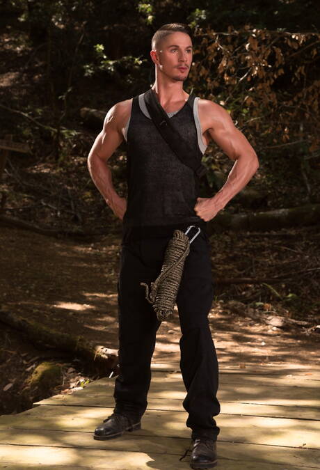 Der amerikanische Superhengst Ryan Rose und der kanadische Adonis Skyy Knox haben draußen heißen Paarsex