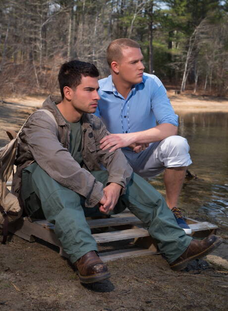 Der amerikanische harte Kerl Brandon Wilde und der gut gebaute Russe Vadim Black posieren nackt draußen