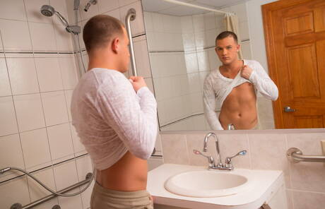 Le beau gosse américain Brandon Wilde se met nu et montre ses fesses chaudes dans le bain