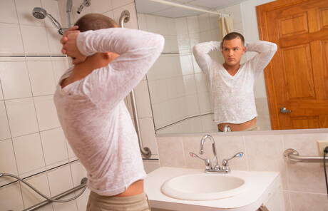 Le beau gosse américain Brandon Wilde se met nu et montre ses fesses chaudes dans le bain