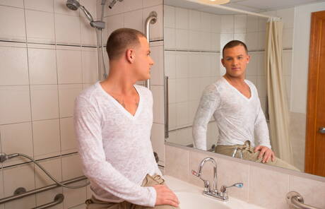 Le beau gosse américain Brandon Wilde se met nu et montre ses fesses chaudes dans le bain