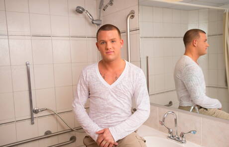 Le beau gosse américain Brandon Wilde se met nu et montre ses fesses chaudes dans le bain