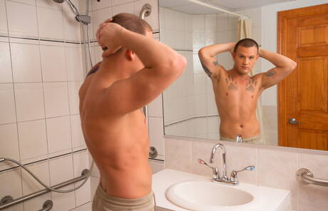 Icon Male: American beefcake Brandon Wilde get naked and showing hot butt in bath