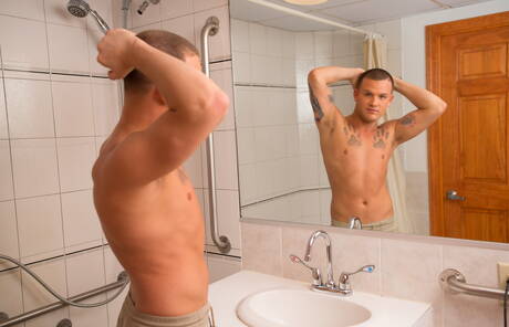 Le beau gosse américain Brandon Wilde se met nu et montre ses fesses chaudes dans le bain