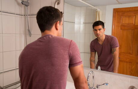 Der russische Adonis Vadim Black zeigt einen wunderschönen Körper in der Badewanne