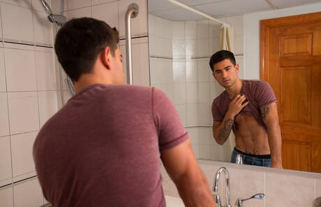 Der russische Adonis Vadim Black zeigt einen wunderschönen Körper in der Badewanne