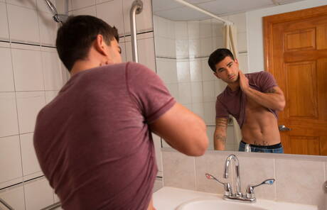 Der russische Adonis Vadim Black zeigt einen wunderschönen Körper in der Badewanne