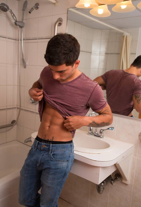 Der russische Adonis Vadim Black zeigt einen wunderschönen Körper in der Badewanne