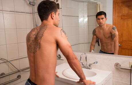 Der russische Adonis Vadim Black zeigt einen wunderschönen Körper in der Badewanne