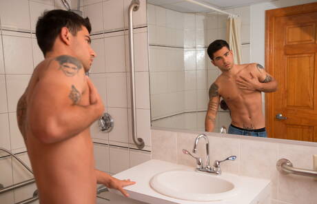 Russian hunk Vadim Black shows a beautiful body in bath