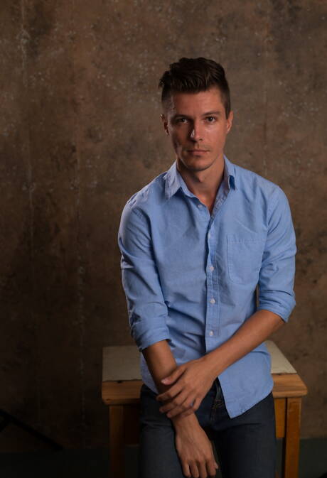 Due ragazzi americani, il robusto Roman Todd e il bel twink Alex Chandler, si prendono in giro con il loro cazzo