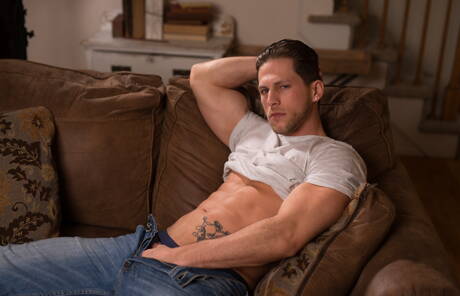 Due ragazzi americani, il robusto Roman Todd e il bel twink Alex Chandler, si prendono in giro con il loro cazzo