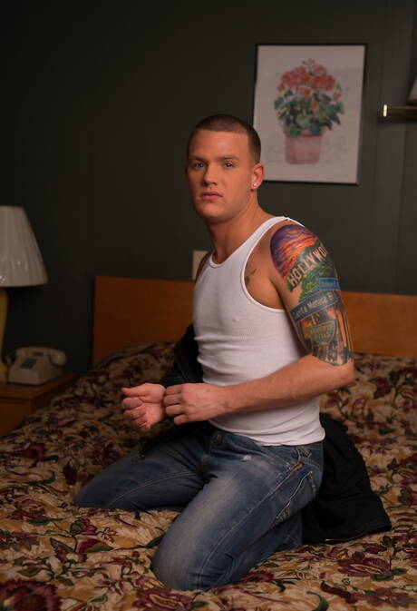 Amerikaanse superstud Brandon Wilde poseert naakt en laat zijn mooie kont zien