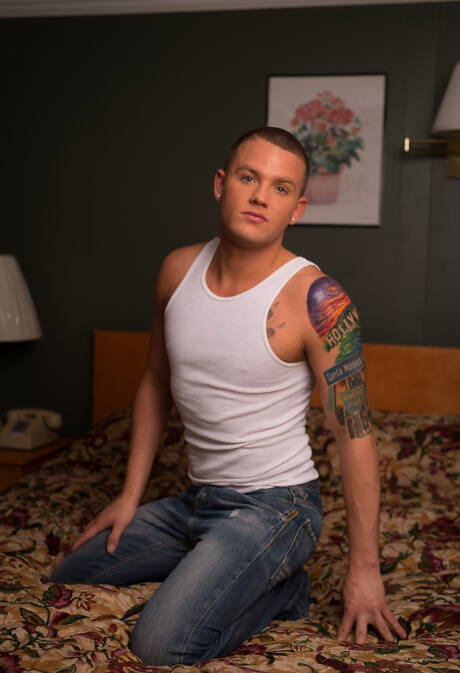 Amerikaanse superstud Brandon Wilde poseert naakt en laat zijn mooie kont zien