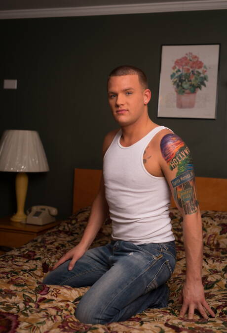 Amerikaanse superstud Brandon Wilde poseert naakt en laat zijn mooie kont zien