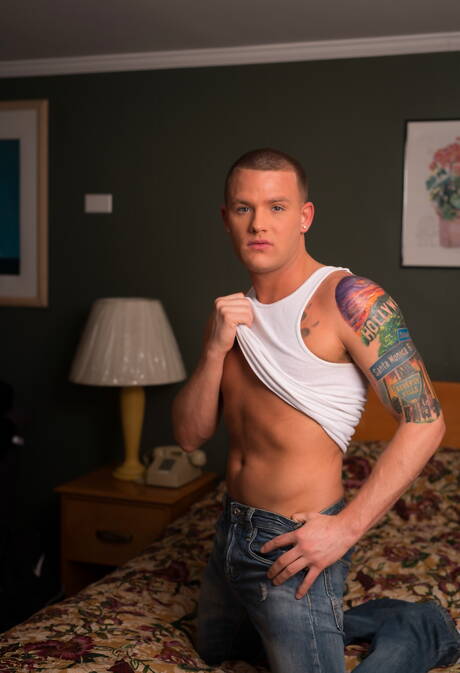 Amerikaanse superstud Brandon Wilde poseert naakt en laat zijn mooie kont zien
