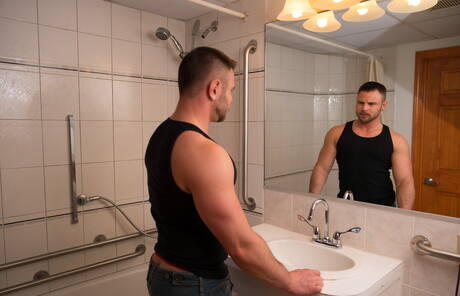 American beefy Nick Sterling posing nude and showing tight butt in bath