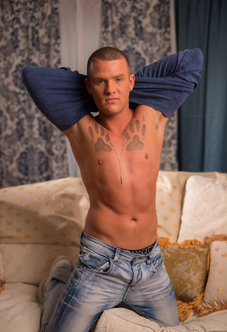 Icon Male: Hot american boys hunky guy Brandon Wilde and hunk Roman Todd shows a perfect body