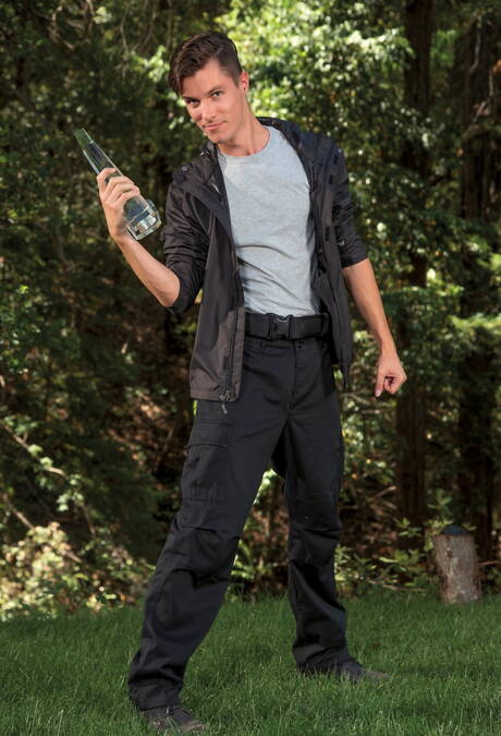 Hübscher amerikanischer Junge Jj Knight und junger Kerl Alex Chandler beim heißen Analsex draußen