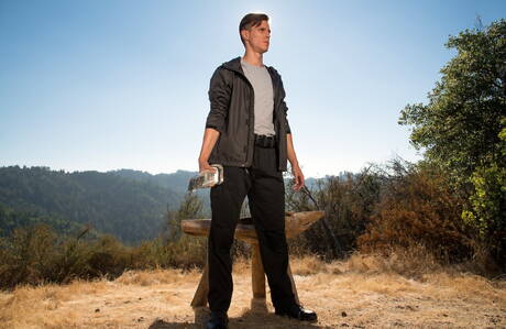 Hübscher amerikanischer Junge Jj Knight und junger Kerl Alex Chandler beim heißen Analsex draußen