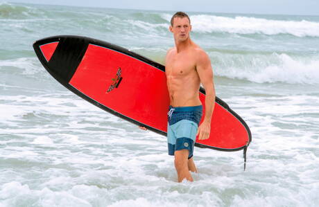 American pornstars muscular Pierce Paris and superstud Michael Delray get naked and showing butt on beach