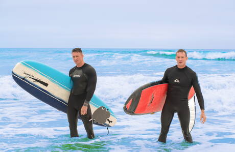 美國色情明星肌肉發達的皮爾斯·帕里斯和超級帥哥邁克爾·德爾雷在海灘上赤身裸體，露出臀部