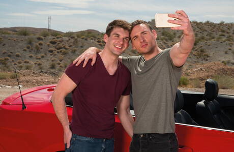 加拿大超級帥哥達斯汀·霍洛威和美國肌肉男範·羅伯茨在戶外口交後操屁股