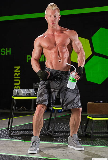 Die schamlosen Kumpels Sean Zevran, Johnny V und Jacob Taylor beim harten Dreier-Sex