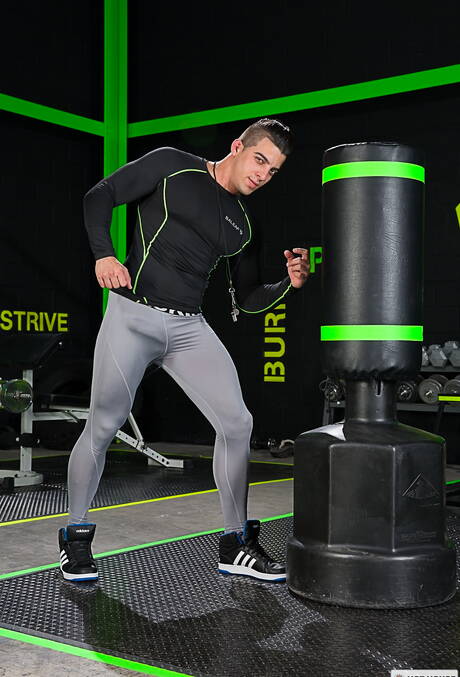 Les copains éhontés Sean Zevran, Johnny V et Jacob Taylor dans un trio hard