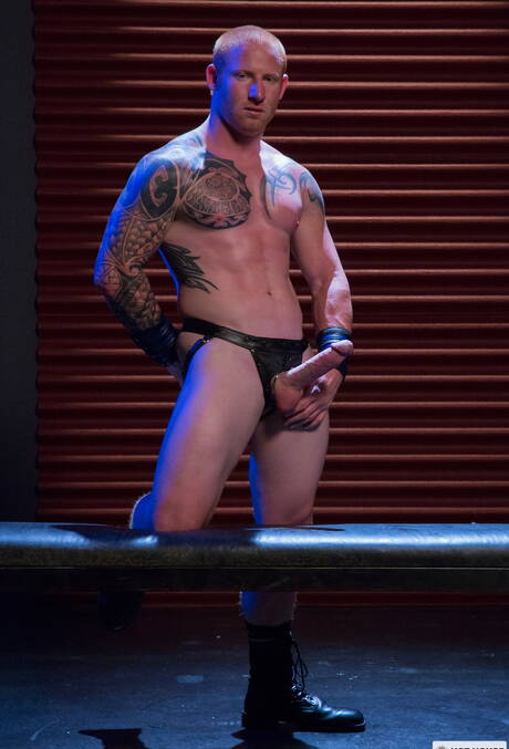 O galã Jordan e o supergaranhão americano Brendan Phillips em uma foda anal gostosa