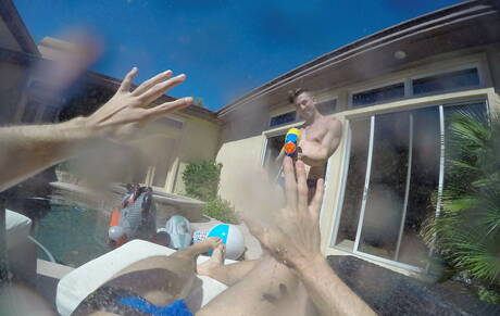 Der nette amerikanische Kerl Jack Hunter und der kräftige Addison Graham lieben sich im Pool