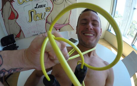 Les stars du porno américaines Brenner Bolton et Trenton Ducati se livrent à une baise anale torride