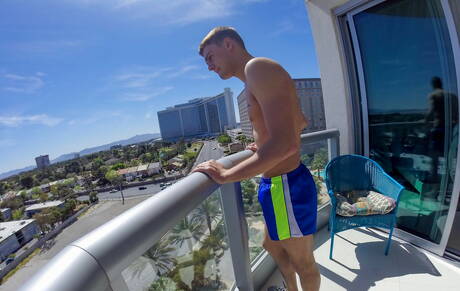 Le minet américain Hunter Page et le dur à cuire Austin Keys ont une relation sexuelle torride sous la douche